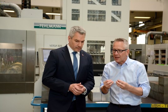 Austrian Chancellor Karl Nehammer, MSc visits our high-tech location in Groß Siegharts 