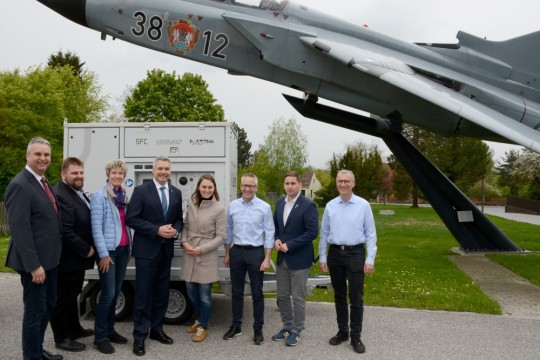 Austrian Chancellor Karl Nehammer, MSc visits our high-tech location in Groß Siegharts 