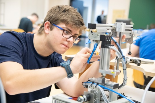 2nd place in the mechatronics apprenticeship competition for Matthias Hollerer