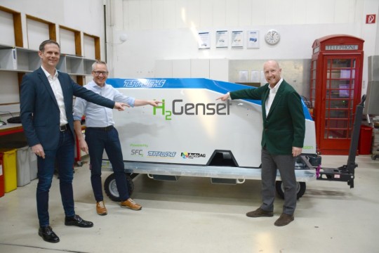 TEST-FUCHS - First emission-free mobile hydrogen generator H2Genset in production